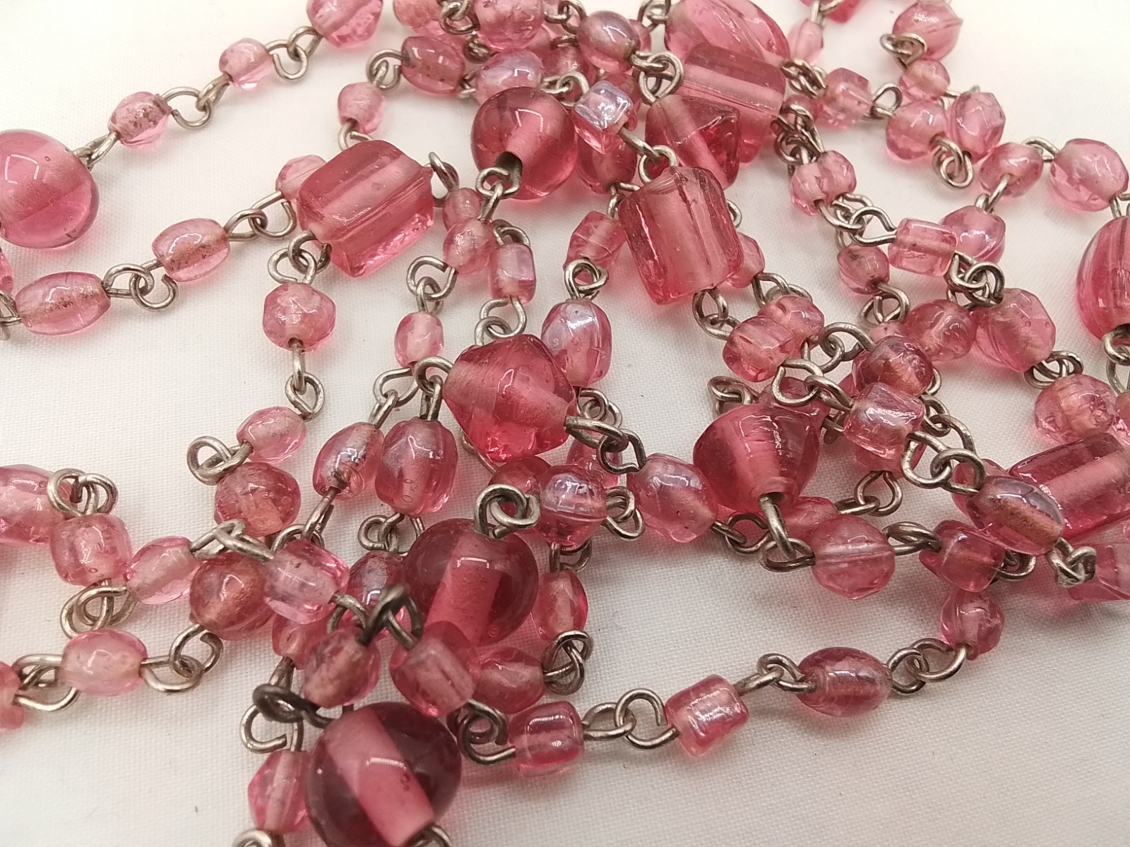 46″ PINK ART GLASS VINTAGE ESTATE NECKLACE CUBE & ROUND SHAPE BEADS CHAIN LINKED