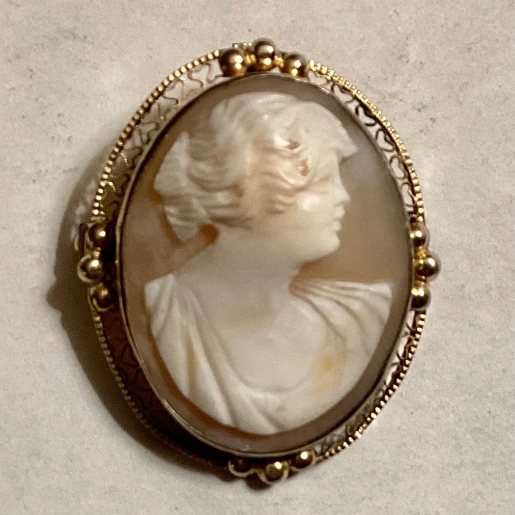 ANTIQUE CARVED SHELL CAMEO PENDANT / BROOCH – GOLD / SILVER