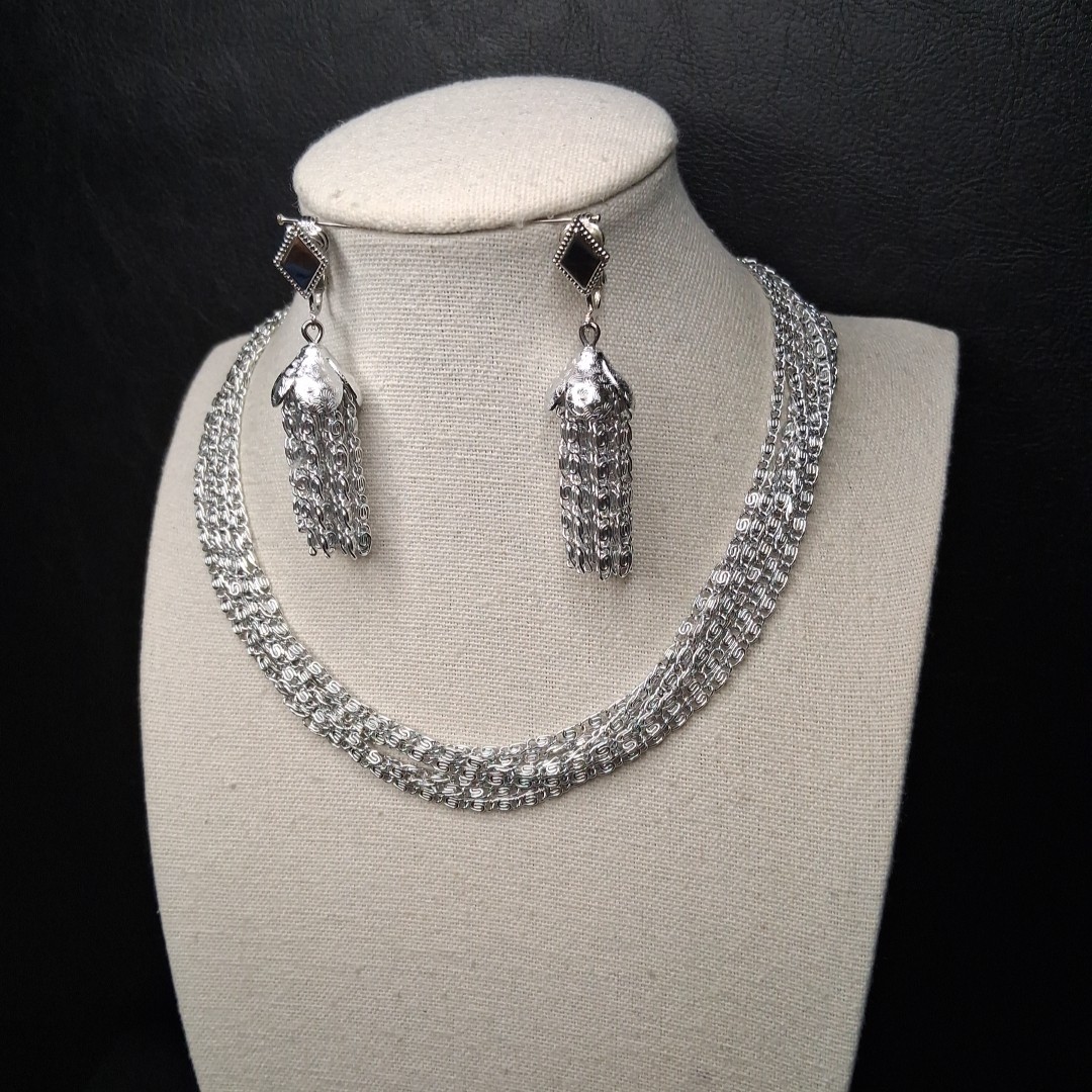 Vintage SARAH COVENTRY Multiple Chain Necklace & Clip On Earrings. 17.100