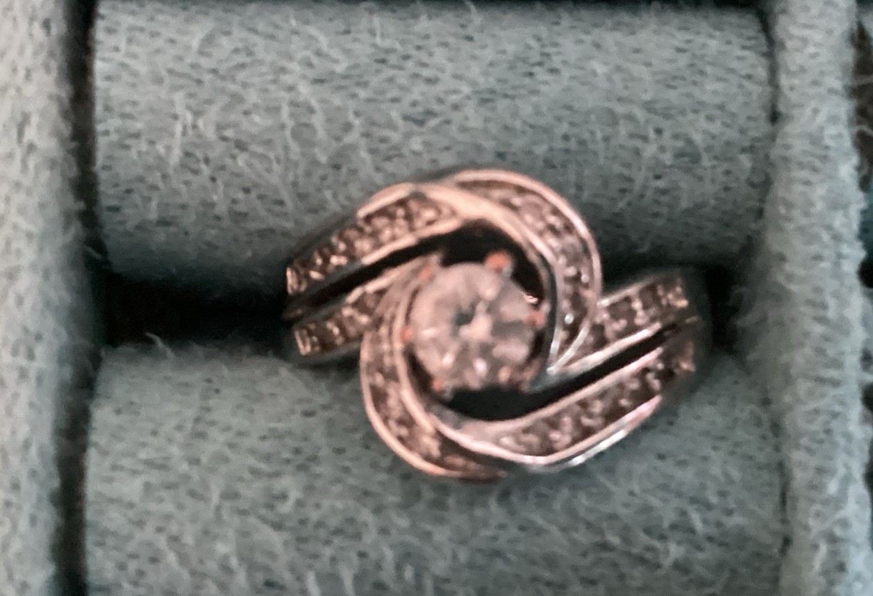 Ring Sz 8. Beautiful Ring. RSC SILVER TONE