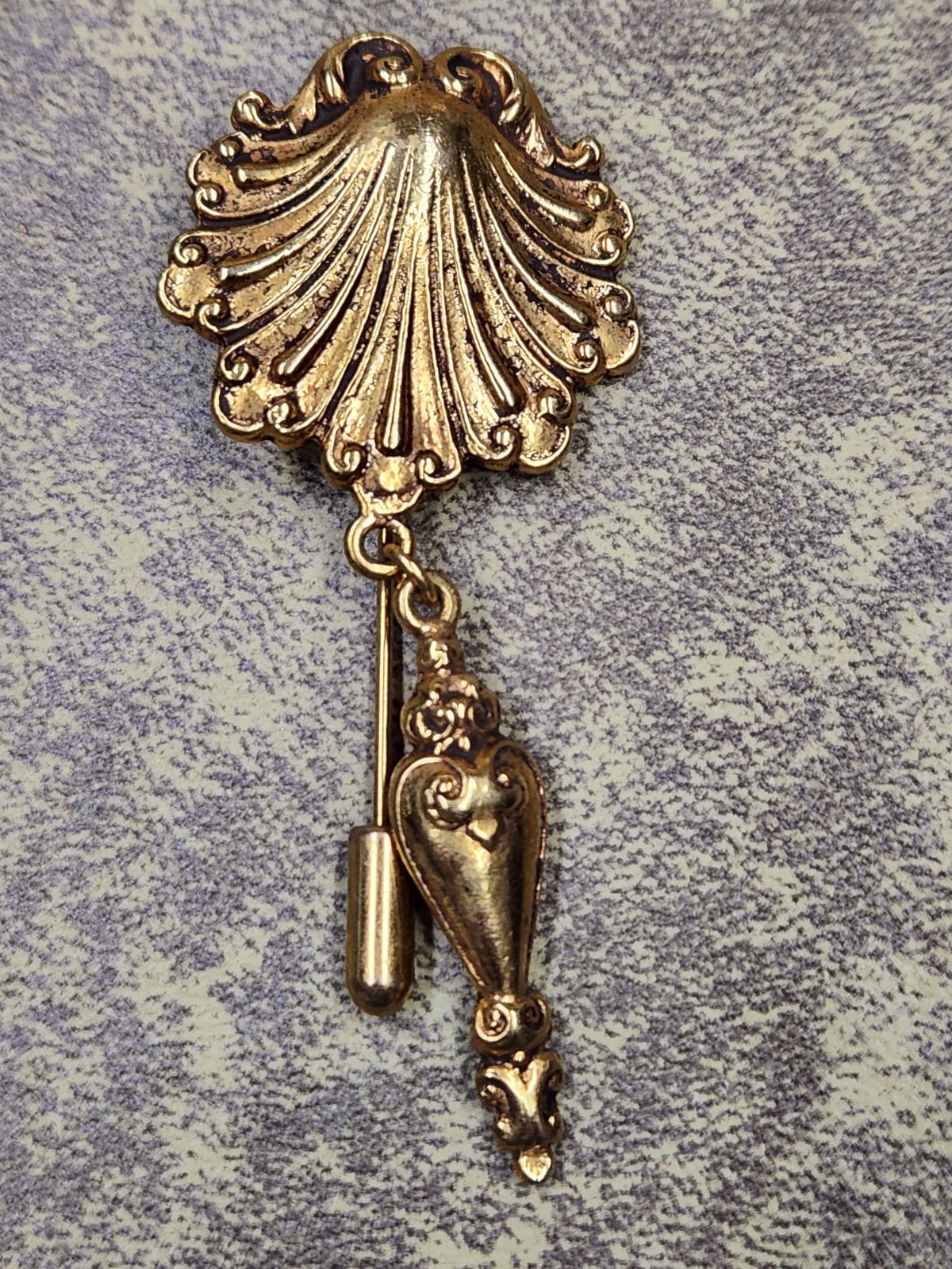 VTG Yves Saint Laurent Gold Tone Scalloped Seashell & Charm Lapel Hat Stick Pin