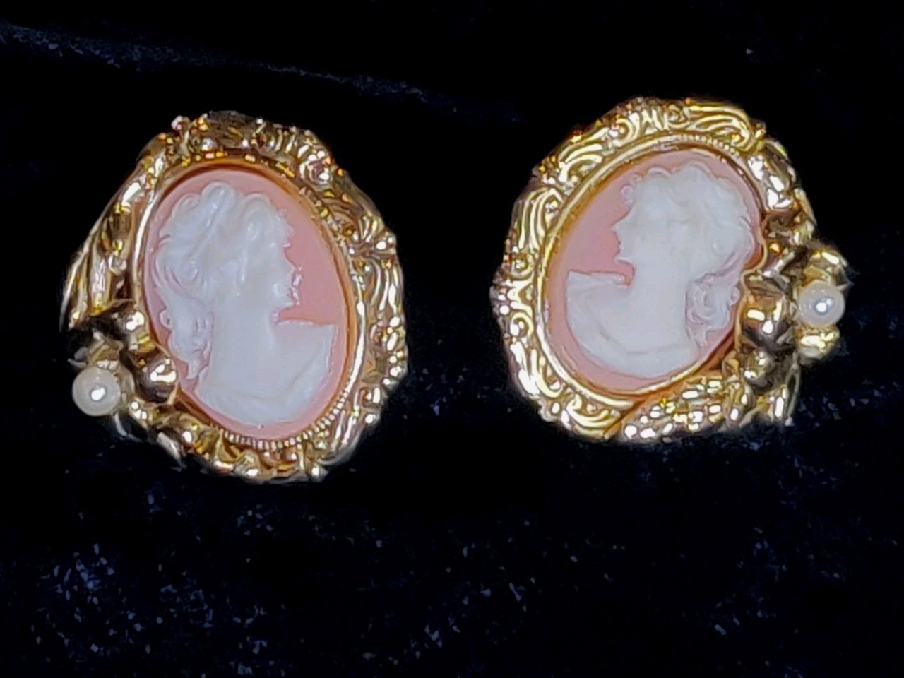 Vtg Goldtone Acrylic Cameos Facing Each Other 3D Frame Flower Faux Pearl Center