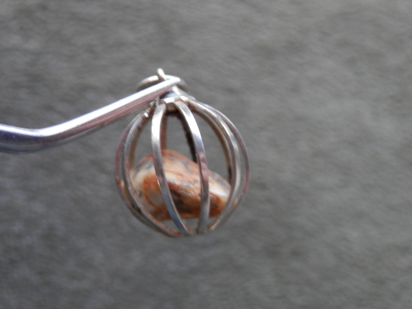 Granite with Iron Ore Veins in ‘Rusted’ Cage Vintage Silvertone Pendant 1.8g