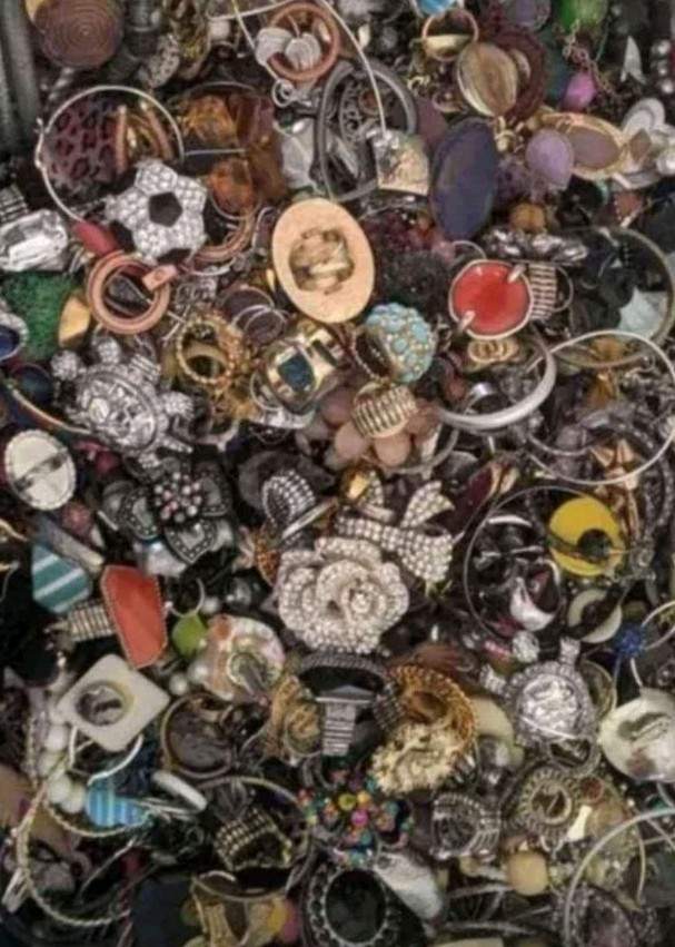 3 Pounds Jewelry Costume Vintage Mix LBS necklaces bracelets pins rings etc lbs