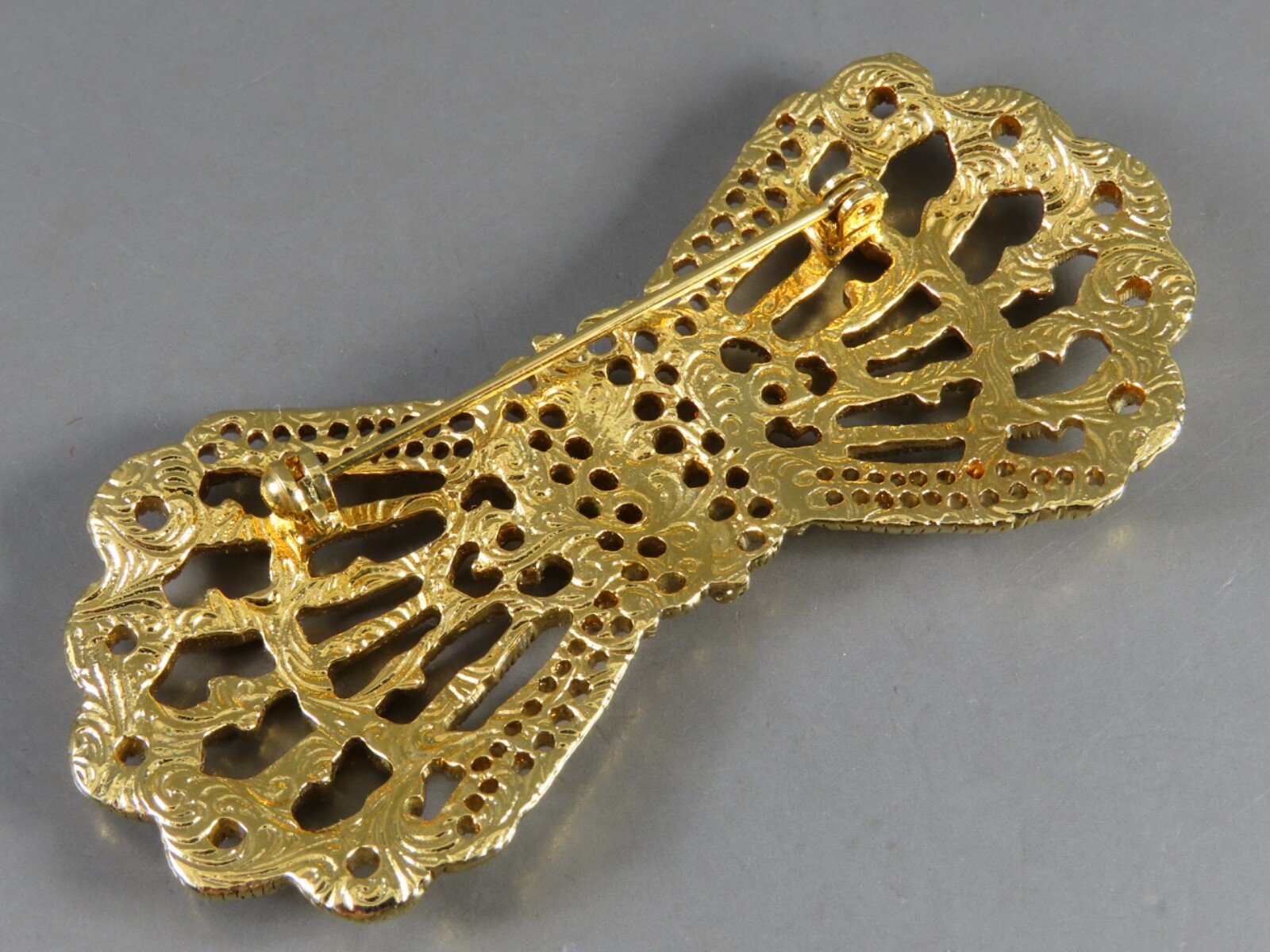 Vintage 1928 GOLD TONE BROOCH PIN Fancy Detailed Bow Shaped FILIGREE LACE WORK
