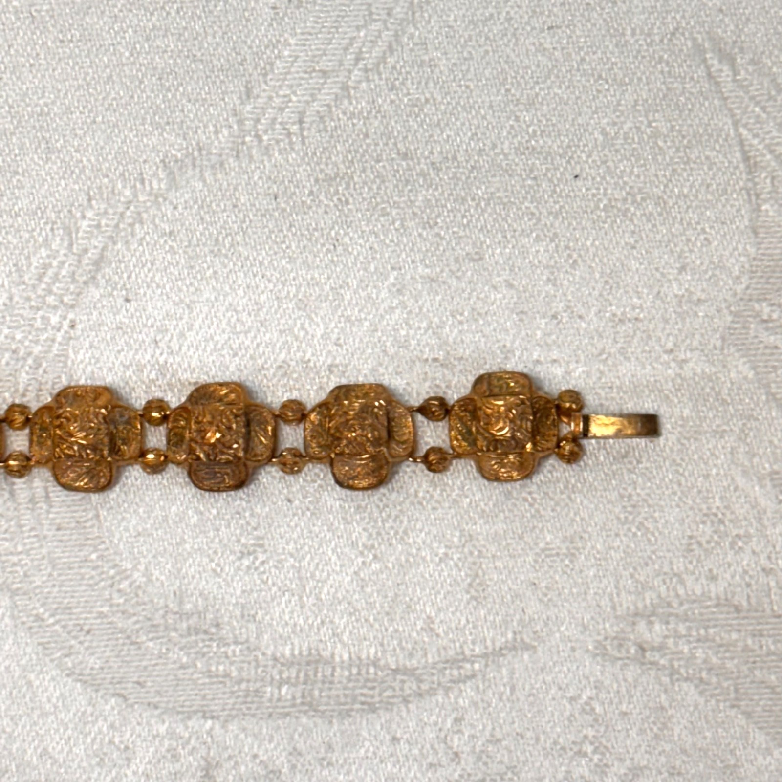 BRACELET goldtone metal temple lightweight box clasp NO BELL vintage 6 1/4″ circ
