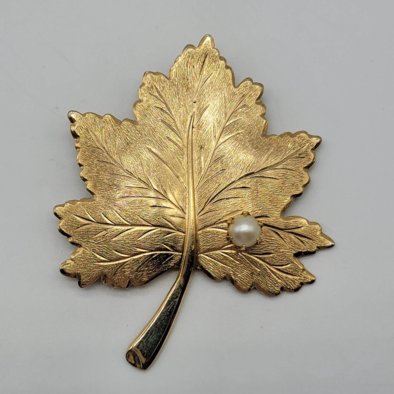 VTG Sarah Coventry Maple Leaf Brooch Faux Pearl Gold Tone Simple Cute Classy