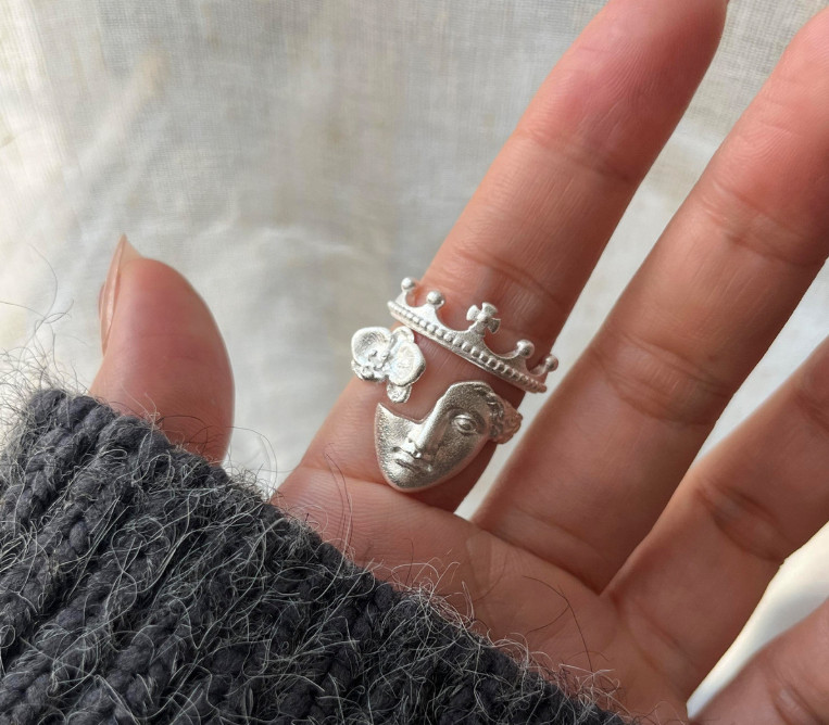 Vintage open-style ring with a silver-tone crown motif