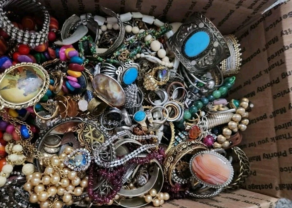 1 Pound Jewelry Costume Vintage Mix LBS necklaces bracelets pins rings etc lbs