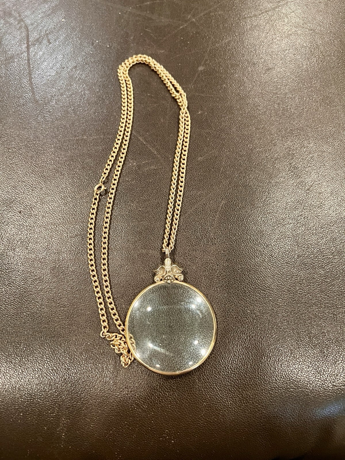 Vintage 70’s Avon Fleur de Lis Magnifying Glass Pendant Gold tone Chain Necklace
