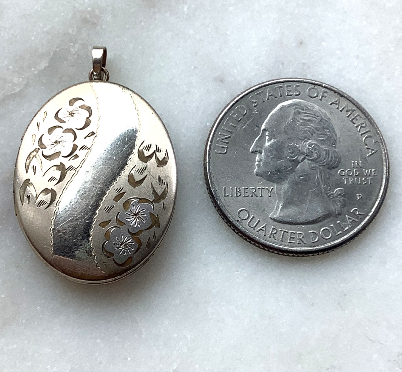 Vintage 14K Yellow Gold Filled Floral Engraved Oval Photo Locket Pendant
