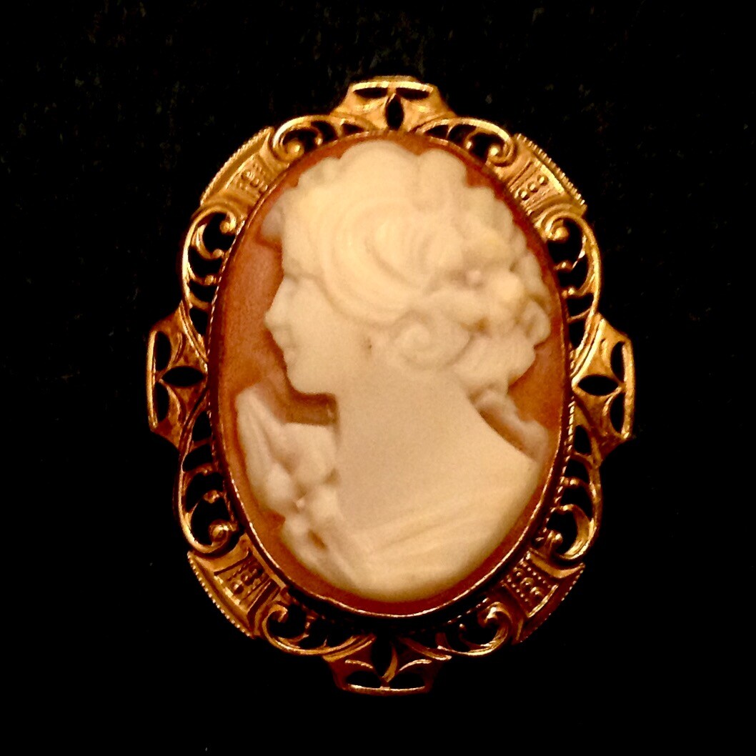 VIntage Carved Cameo Pendant / Brooch – Gold Filled cd