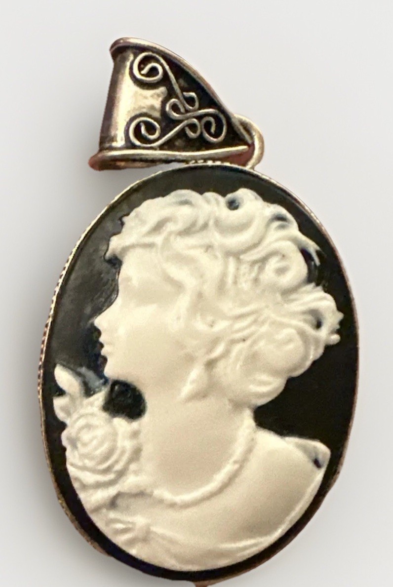 VTG Resin Sterling Left Facing Black & White Cameo Pendant Costume Jewelry