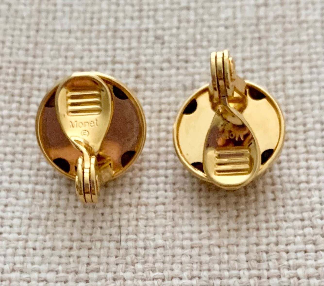 Vtg. 1970’s-1980’s Monet Gold Tone Dome Button Clip On Earrings 3/4″ – *Estate