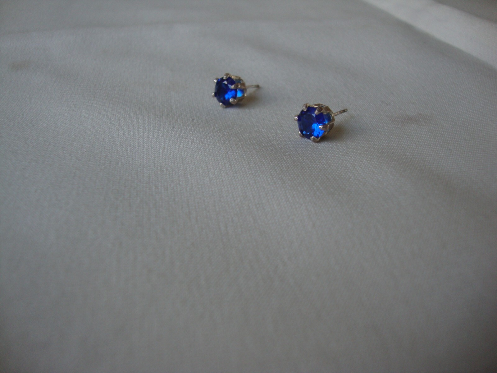 VINTAGE 6MM ROUND BRILLIANT CUT DARK BLUE CZ STERLING SILVER PRONG STUD EARRINGS