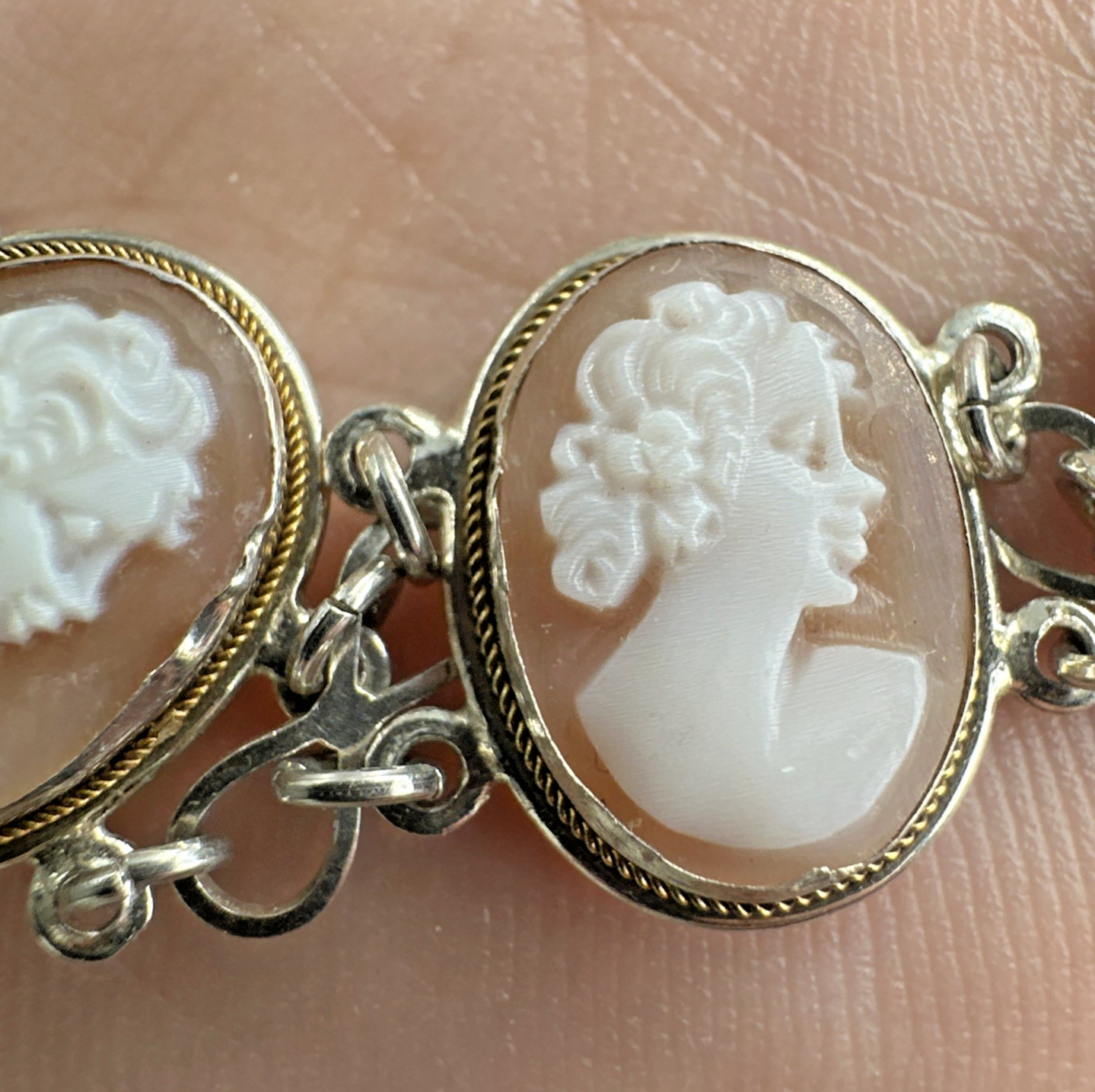 Vtg Stunning Cameo Shell Sterling Silver Bracelet 8″ 13.4g Made in Naples Italy
