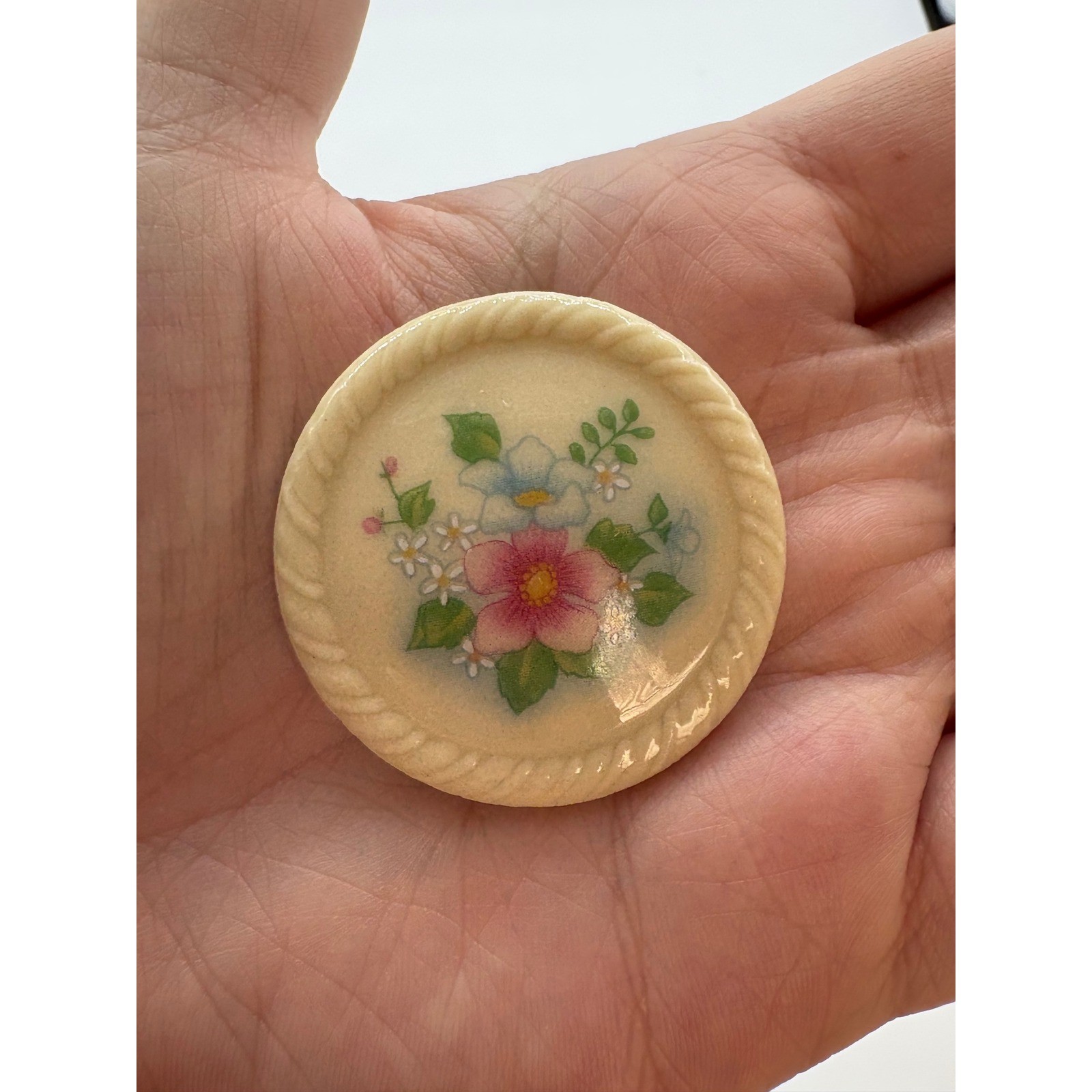 Vintage Avon 1984 Ceramic Floral Brooch Spring Bouquet Round Cream Rope Pin J209