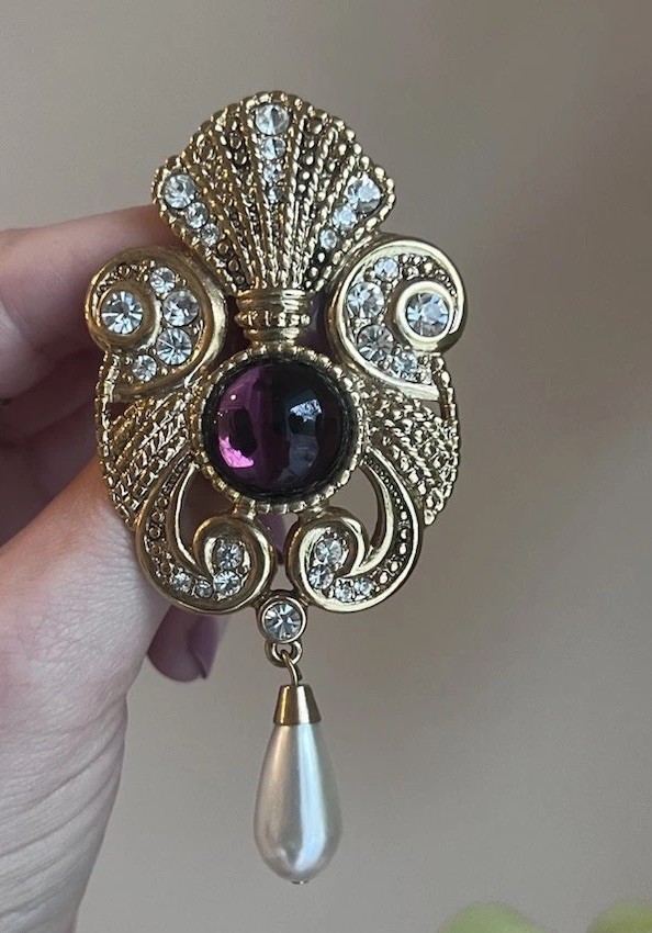 Signed Jeff Lieb Gold Tone Purple Rhinestone Pin Brooch Faux Pearl Stunning H2-6