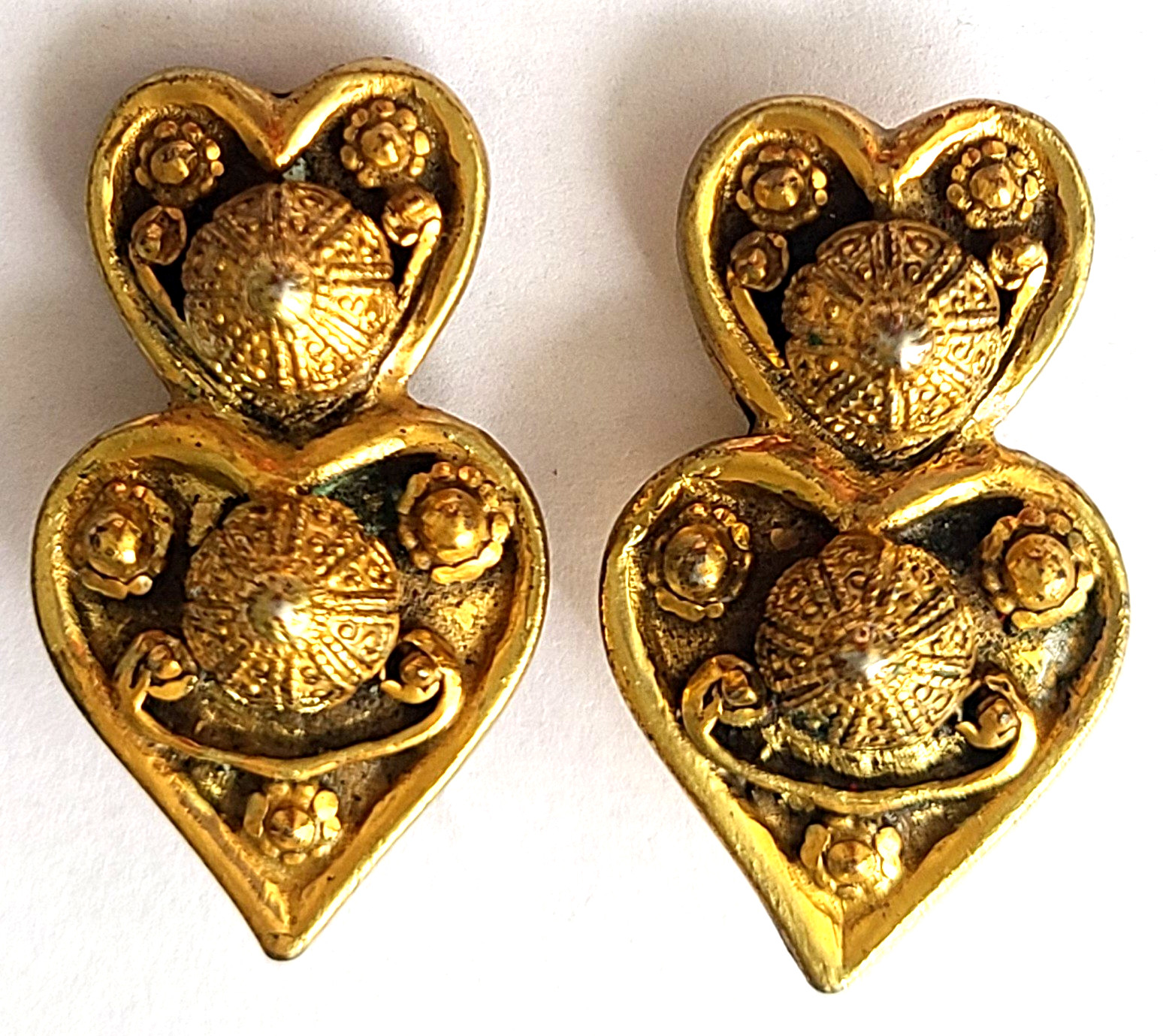 VINTAGE STUNNING GOLD TONE HEARTS BAROQUE STYLE CLIP ON EARRINGS