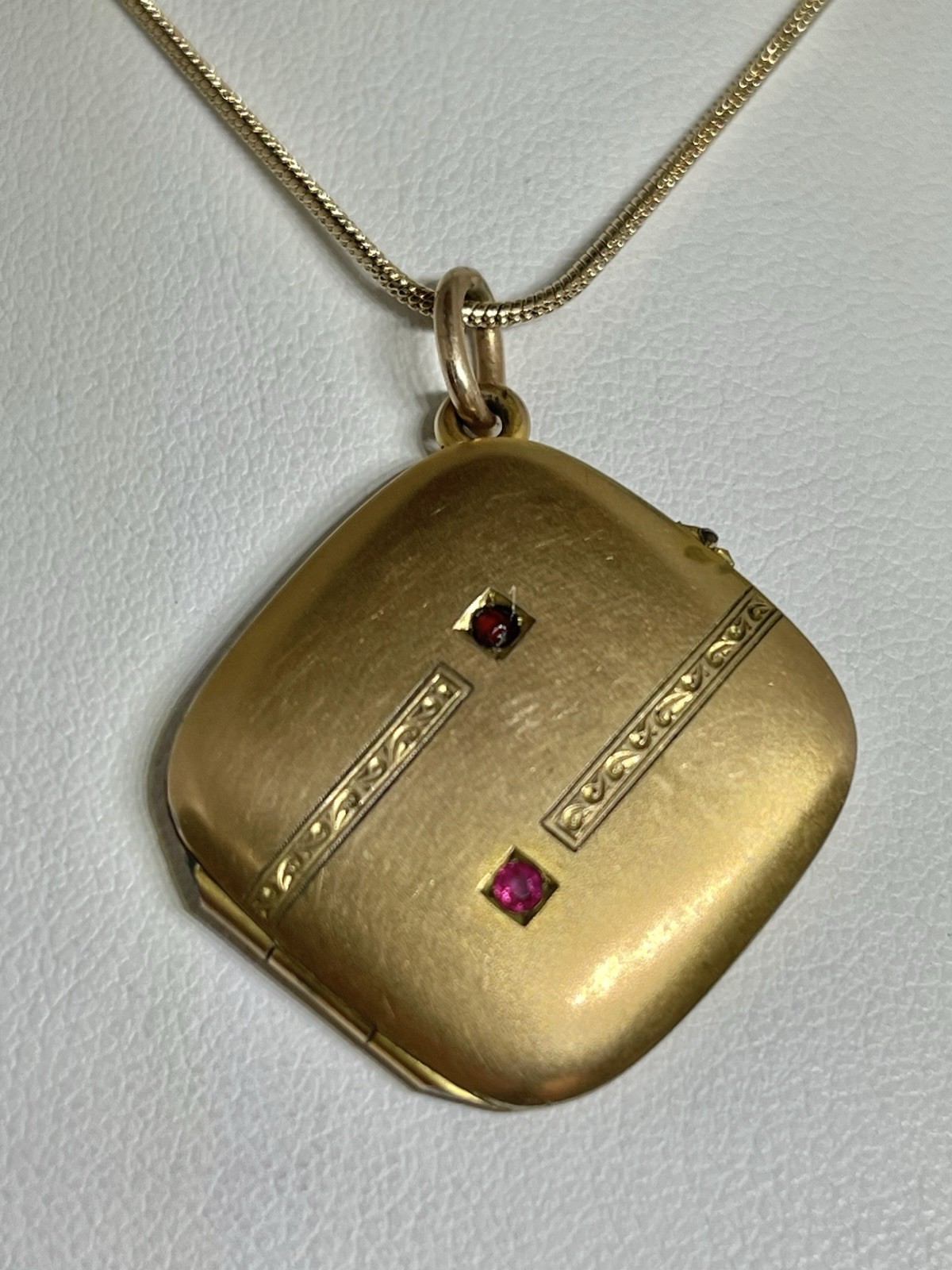 Art Deco Rolled Gold Kite Shaped Engraved Enamel Black Line Pendant Necklace 18”