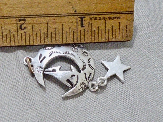 VINTAGE STERLING SILVER MEXICAN WOLF HOWLING AT THE MOON PENDANT 1″ BY 2″