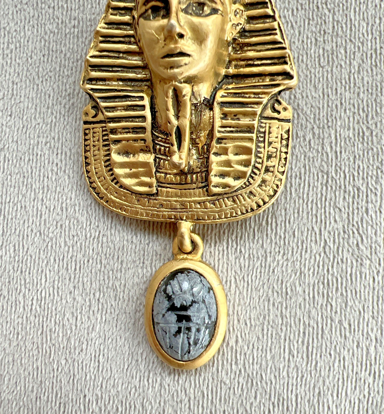 VINTAGE 1978 SIGNED TS PHARAOH SCARAB BROOCH CABOCHON DANGLE YELLOW GOLD PLATED