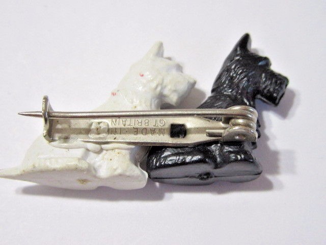CELLULOID FIGURAL PIN BLACK WHITE SCOTTIE DOG SITTING CUTE MADE IN GREAT BRITAIN