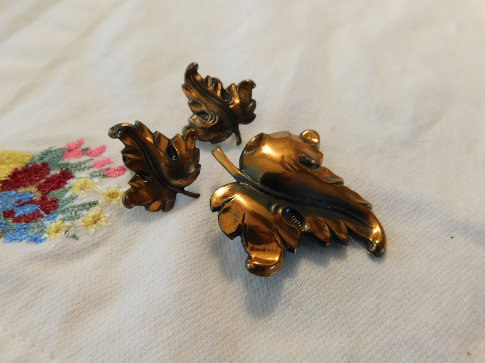 Vintage Copper Metal Leaf Brooch and Matching Screw on Earrings Set