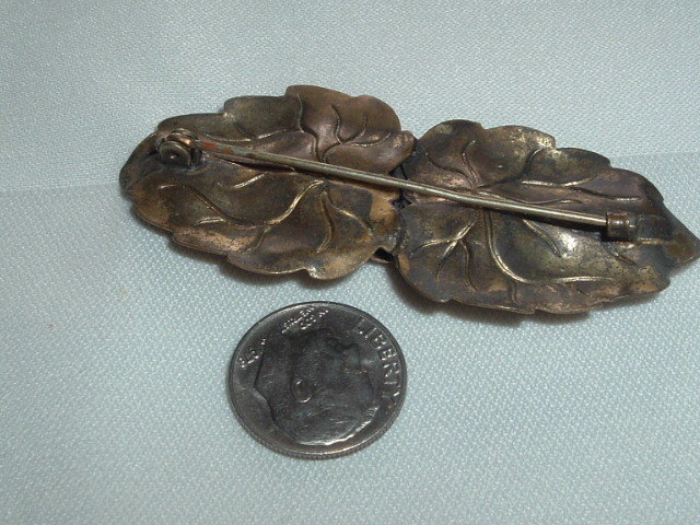 VINTAGE TIERED BRASS METAL LEAF BROOCH LAPEL PIN