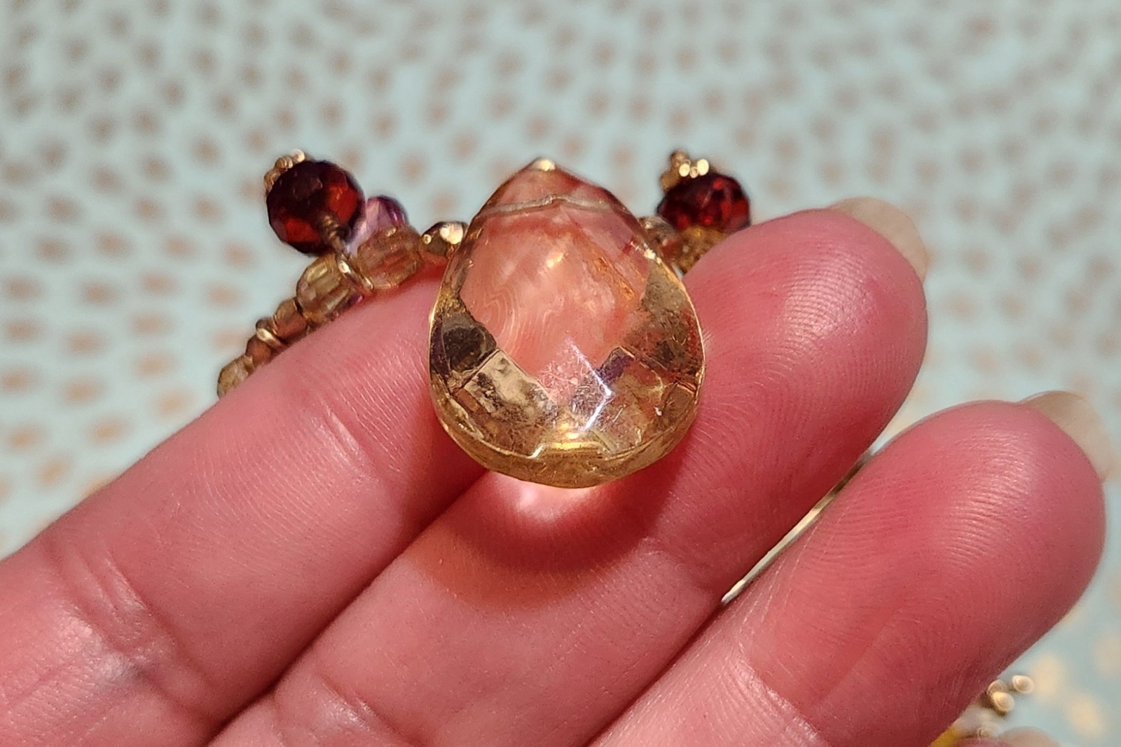 Vtg Cookie Lee faceted Purples/Yellows Lucite Charm Necklace on pale Gold chain