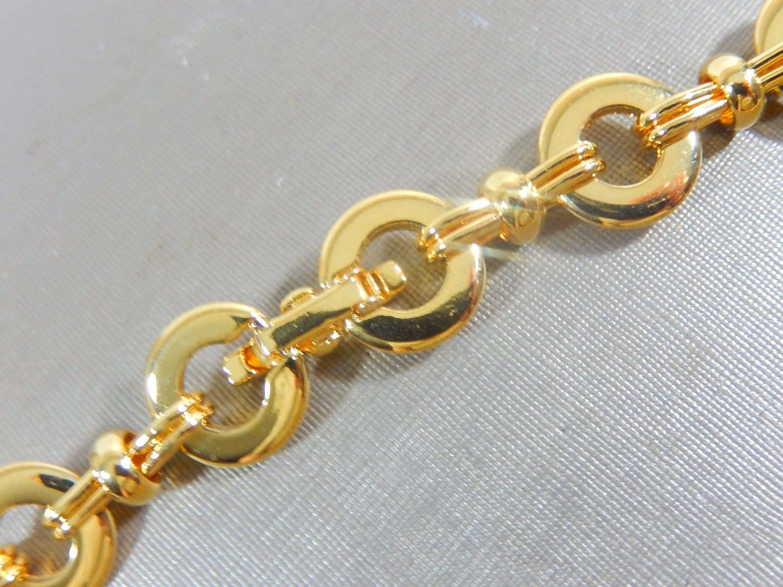 NEW OLD STOCK BETTER QUALITY CIRCLE & BOW LINK GT 25″ NECKLACE IN MINT CONDITION