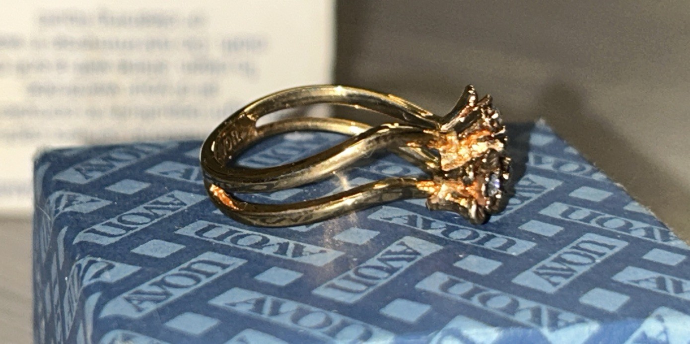 VTG AVON RING – “FLOWER BRIGHTS” GOLD TONE 3 FLOWERS W/ RHINESTONES Size 7
