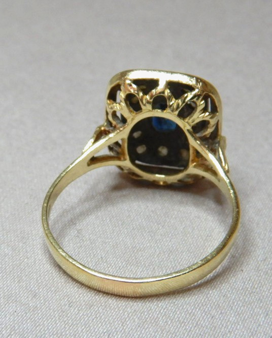 VINTAGE 18ct GOLD DRESS RING SET WITH A BLUE SAPPHIRE AND ROSE CUT DIAMONDS 4080