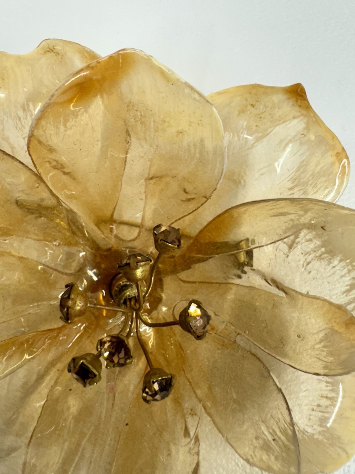 CELLULOSE ACETATE FLOWER BROOCH BEIGE VINTAGE