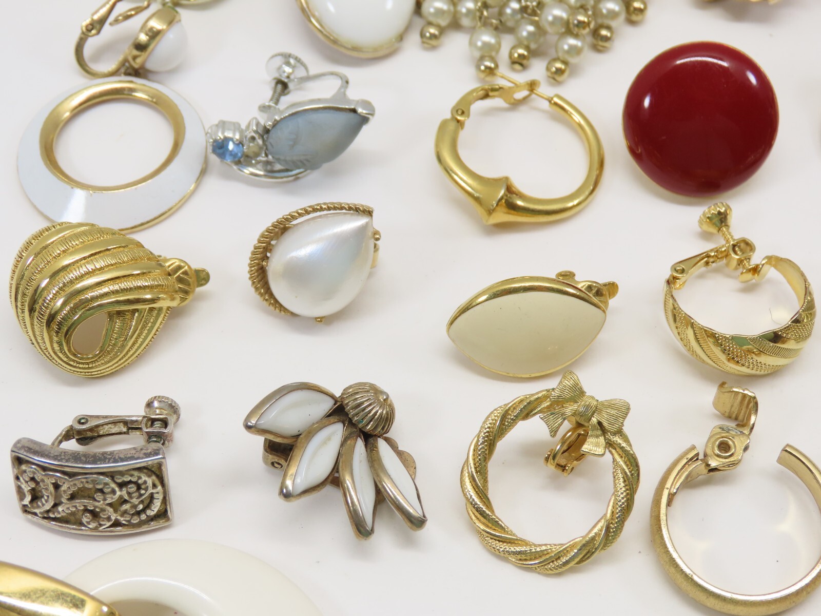 Single Earrings Lot ALL SIGNED 14 Crown Trifari Richelieu Monet + VTG 50+ D2216