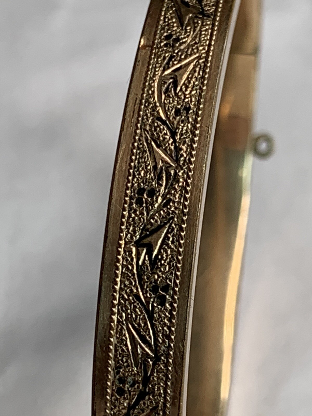 Vtg 60s Gold Plated Hinged Bangle Bracelet 1/4”w Floral Etched Detail Oval Shape