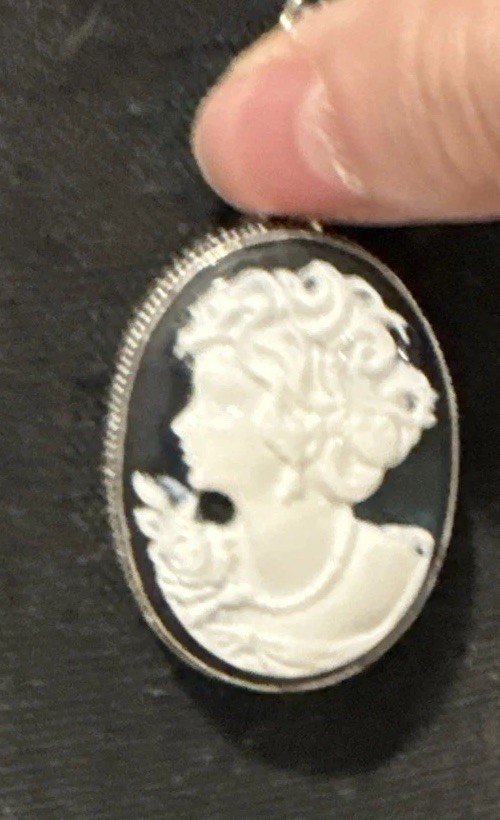 VTG Resin Sterling Left Facing Black & White Cameo Pendant Costume Jewelry