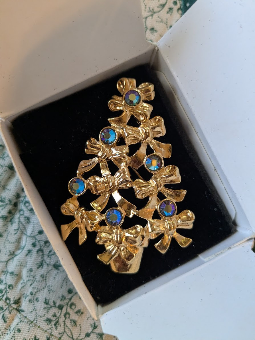 vintage Avon Christmas Tree Gold Tone Pin Brooch with Rhinestones & Box