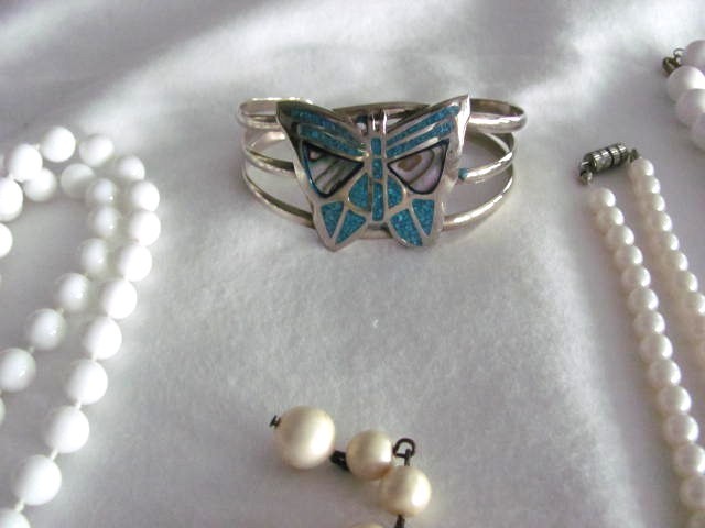 LOT OF 17 PIECES OF VINTAGE COSTUME JEWELRY NECKLACES & BRACELETS ALL WEARABLE