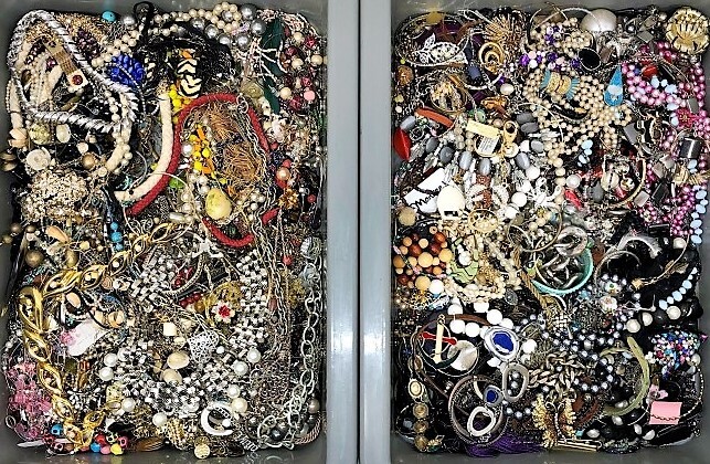 20 HUGE POUNDS Jewelry Lot Vintage Mod Junk Craft Good Wear Resell MIXED TANGLED
