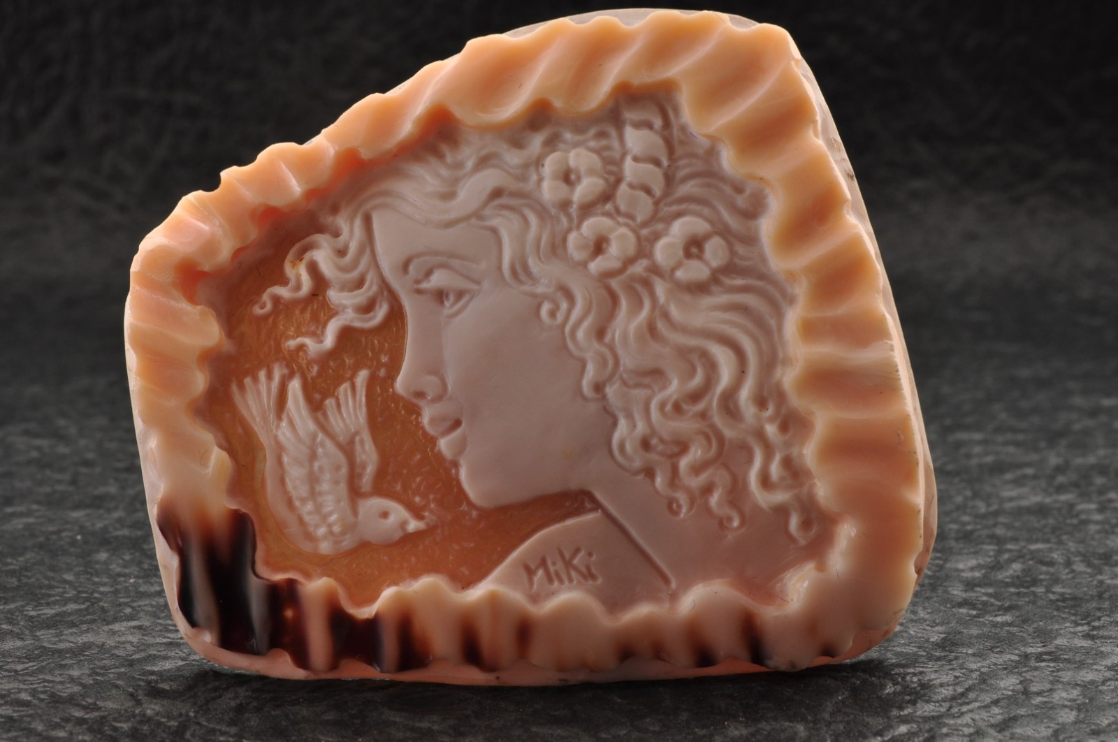 Large shell cameo carved “Girl with the bird” (total 108.5ct), sign by artist.