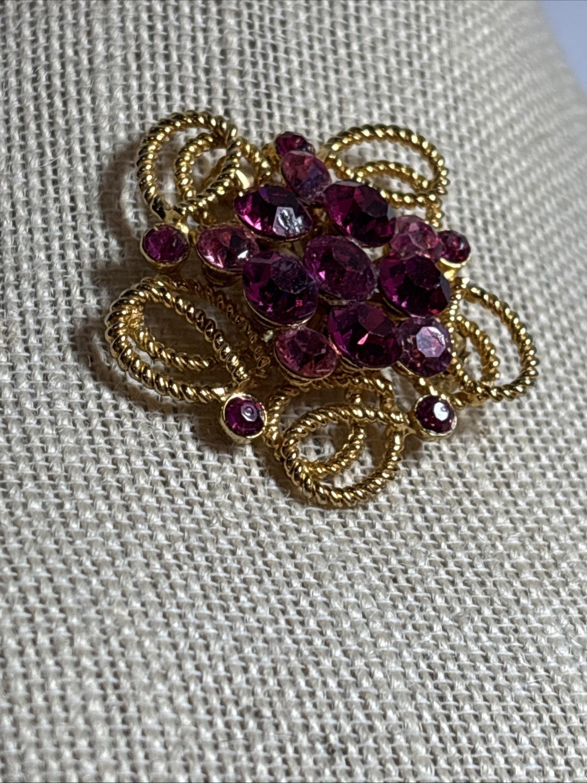 Vintage Weiss rhinestone brooch with 16 gorgeous rhinestones. 6.4 and 2 mm stone