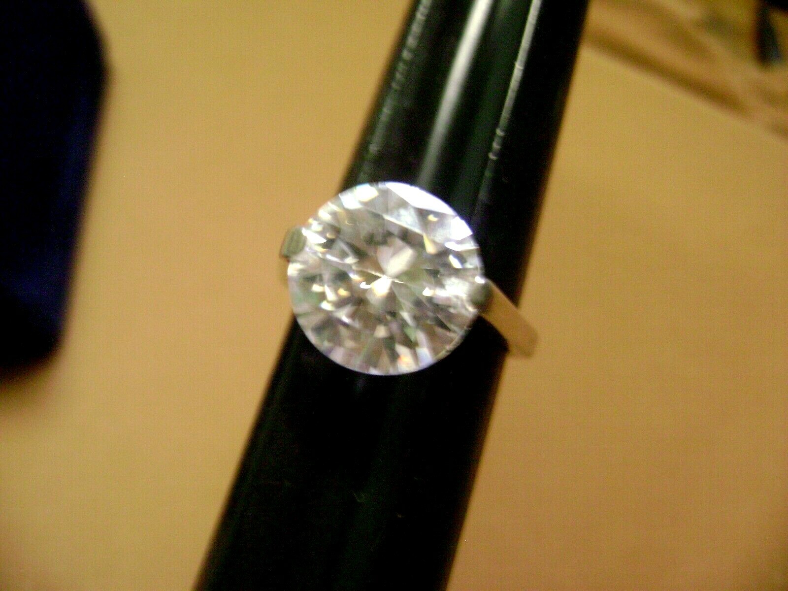 NOS- LARGE BRILLIANT SOLITAIRE CUBIC ZERCONIA PRONG SIZE 9 SILVER TONE RING