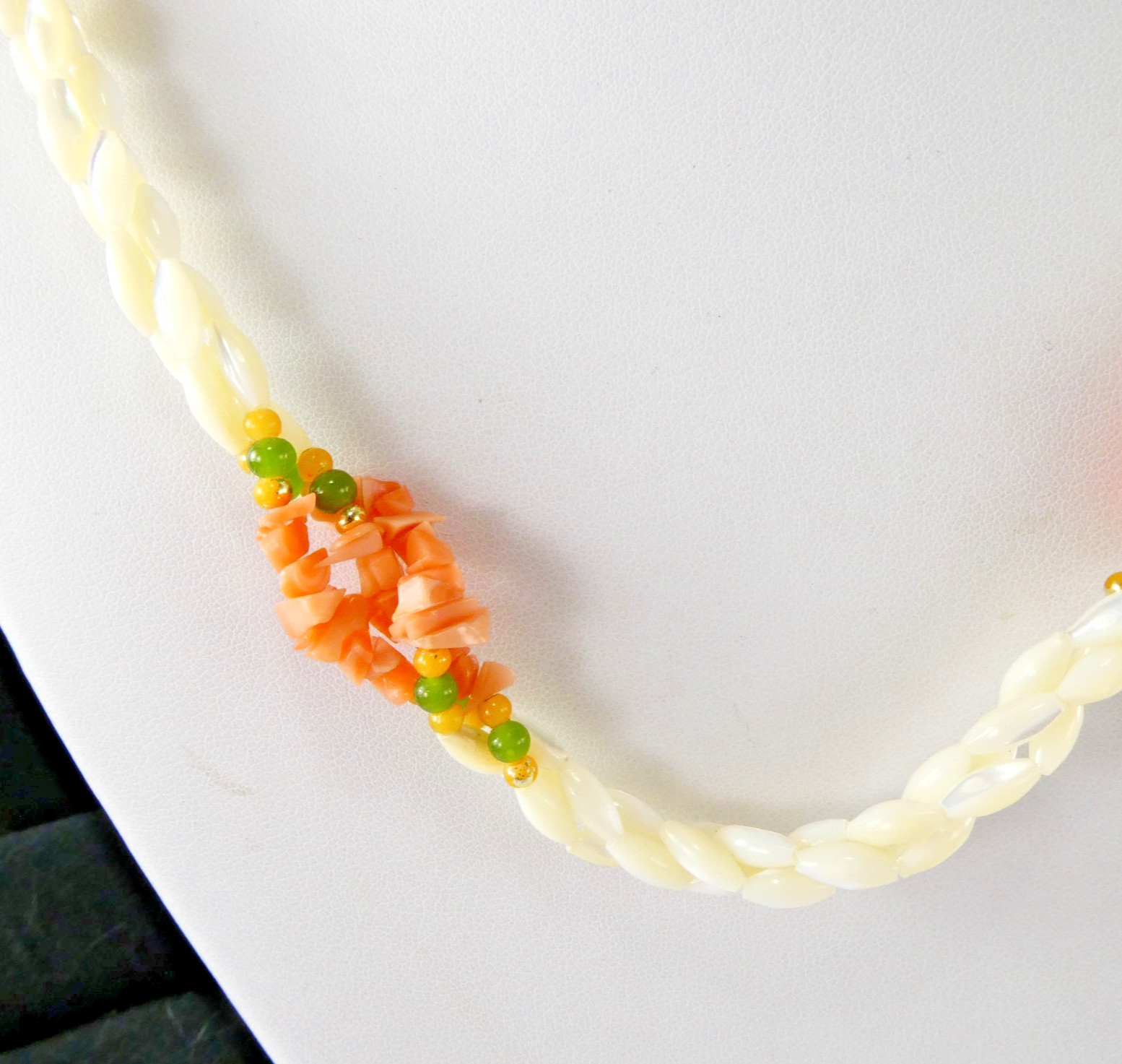 Lovely Freshwater Rice Pearls Necklace Coral Chips Jade Accent Beads Elegant