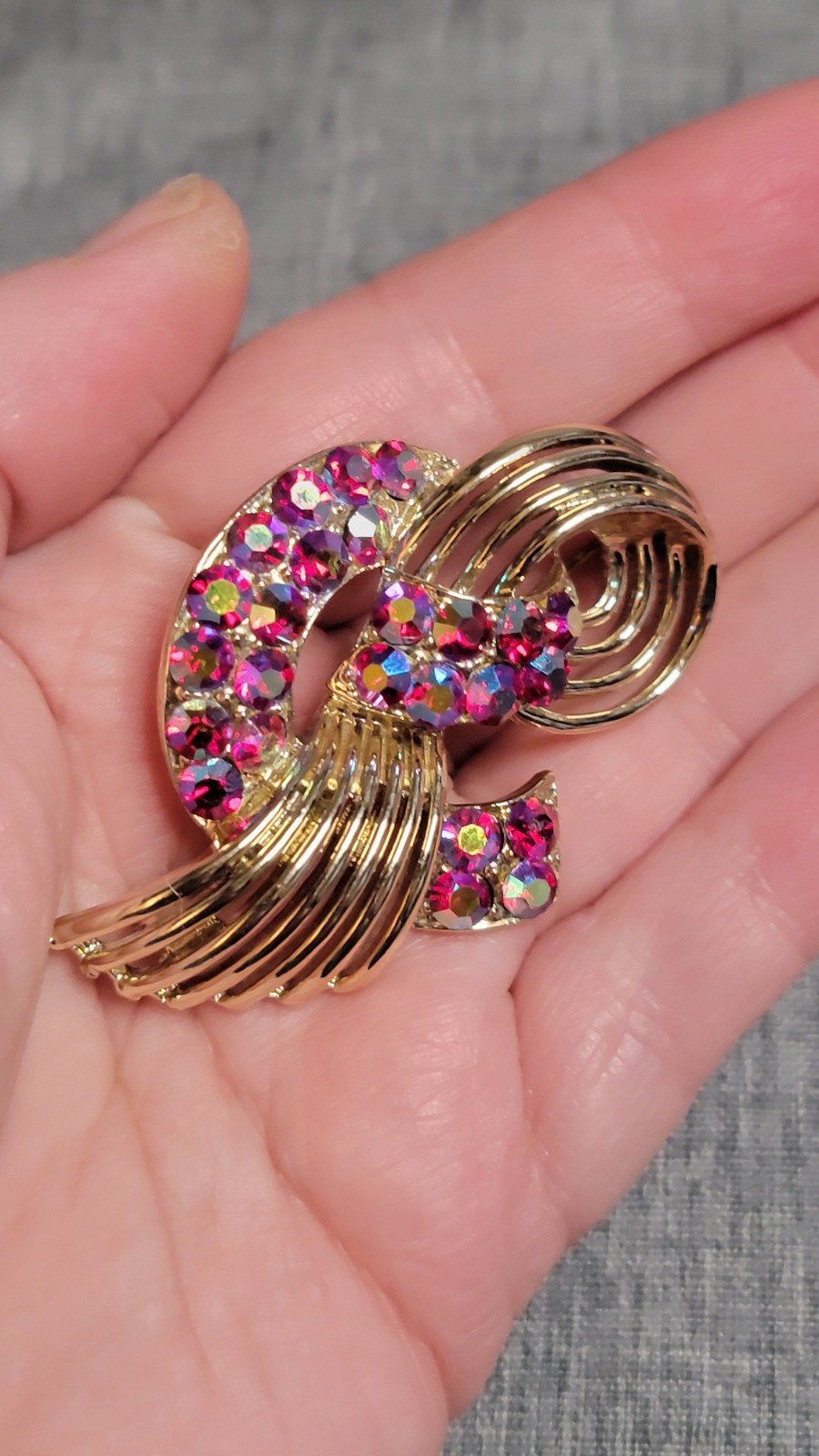 Red Aurora Borealis Rhinestones Bow Clip On Earrings Brooch Set Unsigned