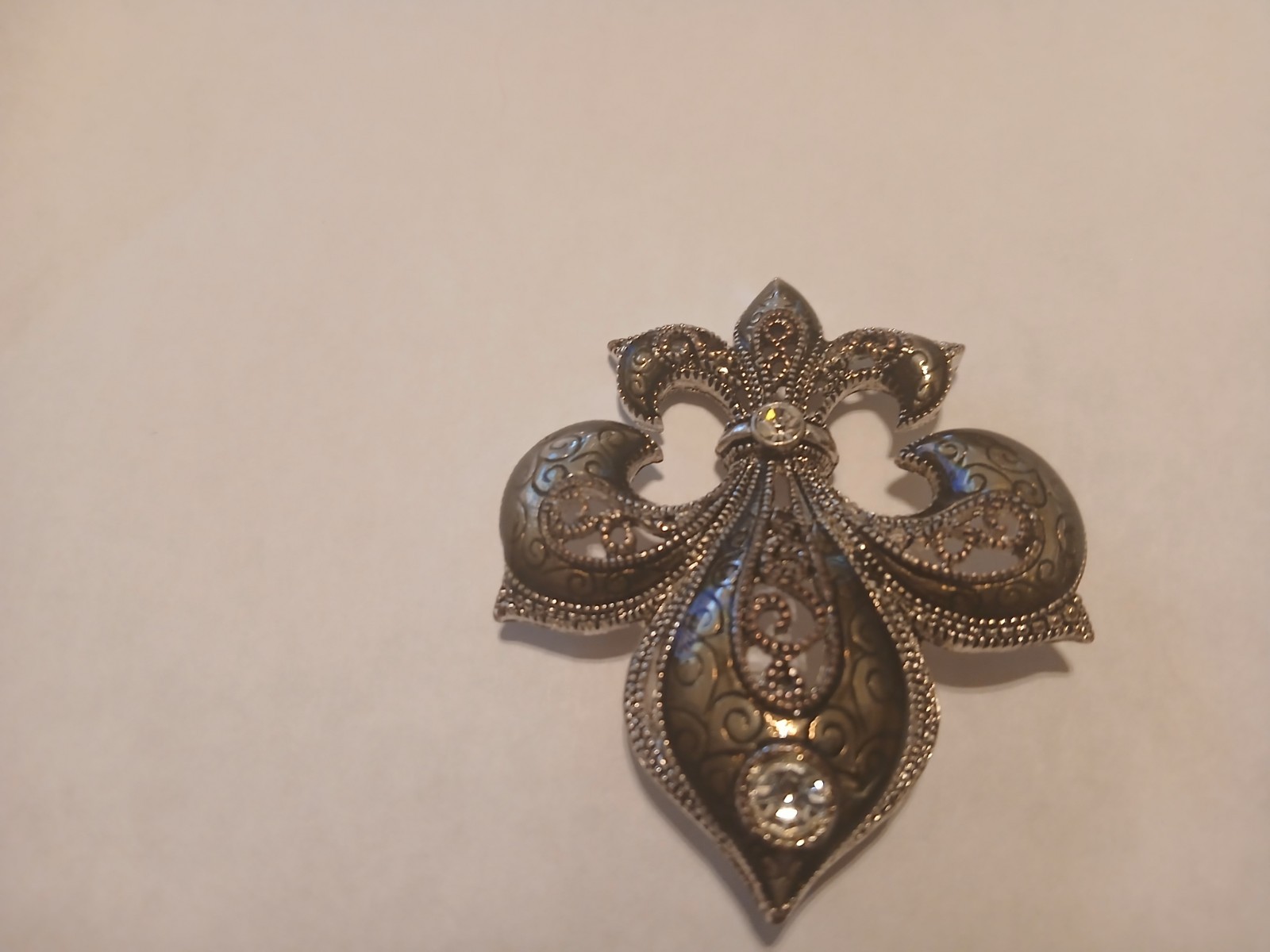 Vintage Pendant Unsigned Silvertone Rhinestones 1980-1990 Good