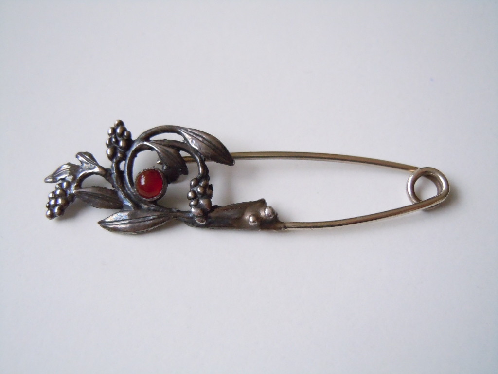 Brooch Safety Pin Grape Decor & Carnelian 7.2 G/7.2 X 2.0 Cm