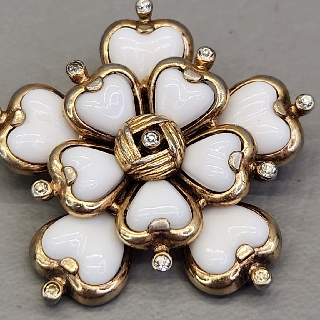 Vintage Mazer Bros Flower Brooch White Glass Molded Gold Tone 1 5/8″