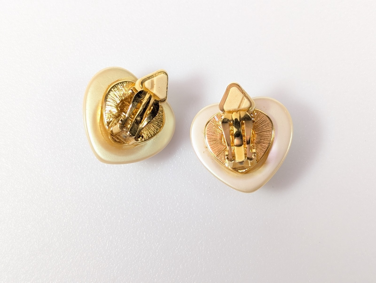 Vtg LC Liz Claiborne Shield Crest Puffy Heart Earrings Clip-On Gold Tone Pearl