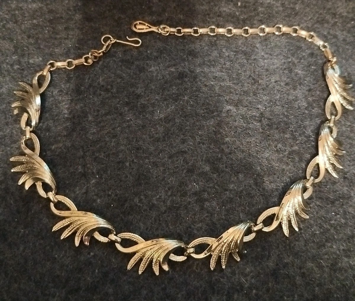 Vintage Coro Leaf Choker Necklace Light Bright Gold Tone 50s 12″-16″